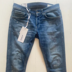 Dondup George - Säljer dessa dondup jeans i den eftertraktade modellen George | Jeansen är i storlek 32 och har också slit design, tagen finns kvar | Nypris:2000kr+ Mitt pris: 900kr🤩 | Tveka inte på att skriva vid eventuella funderingar eller frågor!😃