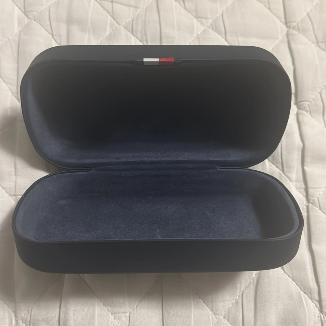 Mörkblå  glasögonfodral från Tommy Hilfiger - 1