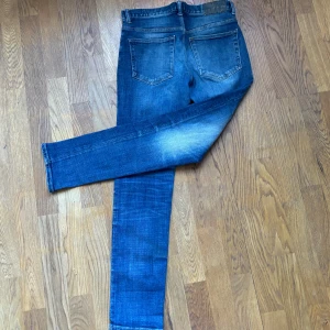 Blå jeansbyxor - Snygga blå jeansbyxor med en klassisk straight passform. De har en lätt tvättad look och är i utmärkt skick. Storlek 30.