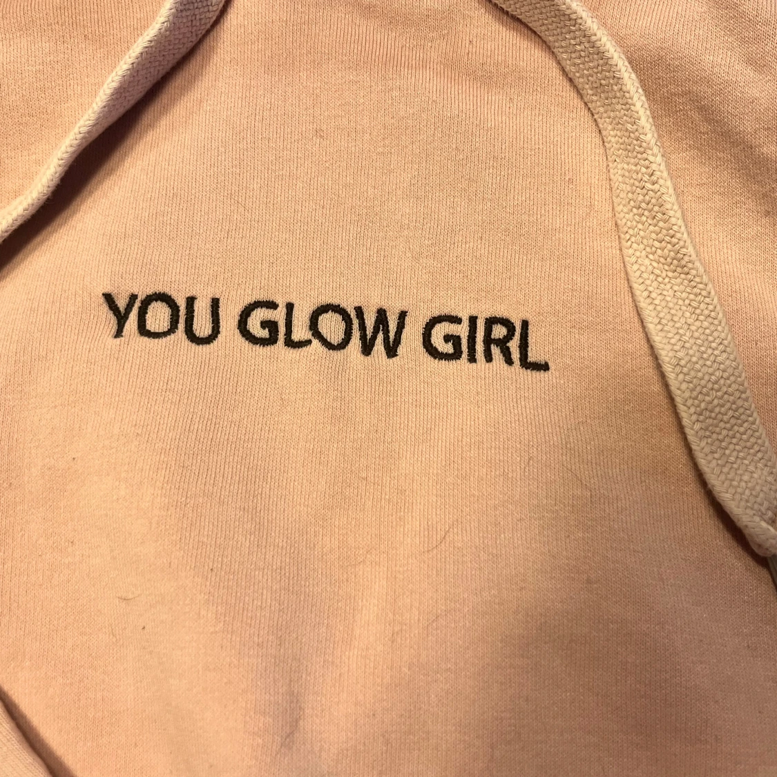 Rosa hoodie med text - 3