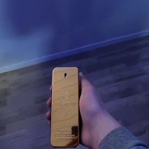 1 Million Eau de Toilette från Paco Rabanne - Säljer en lyxig 1 Million Eau de Toilette från Paco Rabanne. Flaskan är i en elegant guldmetallisk design och rymmer 100 ml. Perfekt för den som vill ha en doft som utstrålar självsäkerhet och stil. En klassisk och tidlös parfym för herrar.