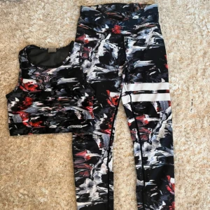 Mönstrad träningsett från Stronger - Snygg och färgglad träningsett från Stronger med mönster i svart, rött och vitt. Fint skick! Storlek S💓