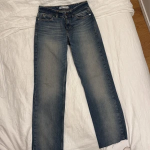 Blå lågmidjade jeans från Zara - Snygga blå lågmodjade jeans från Zara som aldrig är använda💕