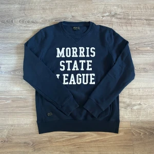 Morris tröja  - En snygg tröja i bra skick utan några som helst anmärkningar. Hör av er vid ytterligare frågor annars fritt fram att köpa!                     (Postar inom 24h)