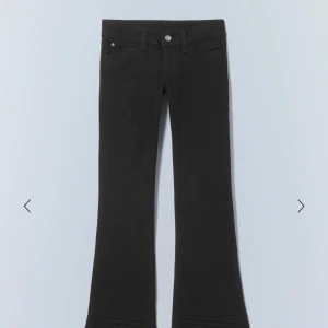 Svarta lågmidjade jeans - Snygga svarta bootcut jeans från Cheap Monday med låg midja som är slutsålda på hemsidan. Köpte fel storlek så dom är helt nya och oanvända med prislappen kvar!Nypris 399kr, Storlek 26/32