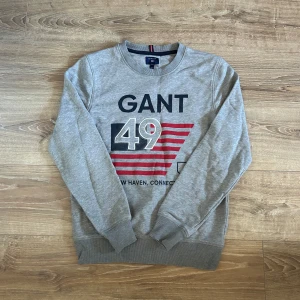 Gant tröja  - En snygg tröja i bra skick utan några som helst anmärkningar. Hör av er vid ytterligare frågor annars fritt fram att köpa!                     (Postar inom 24h)