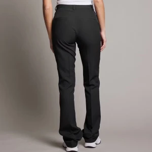 Svarta kostymbyxor - Eleganta svarta kostymbyxor med hög midja och rak passform. Byxorna har hällor för bälte och en diskret dragkedja framtill. Från BikBok i modellen ”Vilma tall”. Slutsålda på hemsidan. Helt nya, enbart testade.