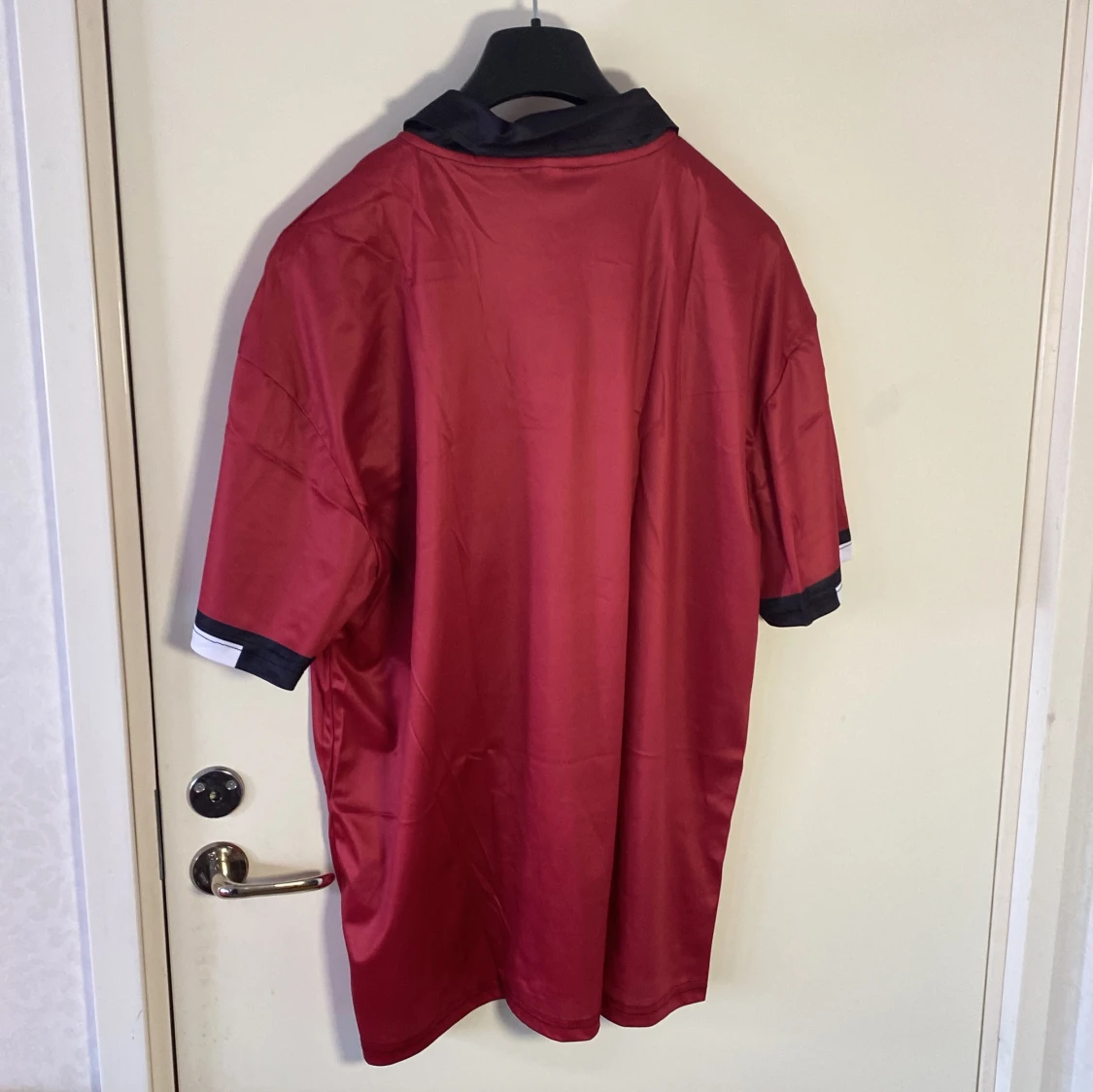 Röd pikétröja med svarta detaljer - 1