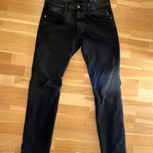 Svarta Replay Anbass Hyperflex - Säljer ett par riktigt snygga Replay jeans i storlek 32/32. Med ett skick på 7/10| Nypris: 1500kr| Hör av er vid frågor och funderingar✍️