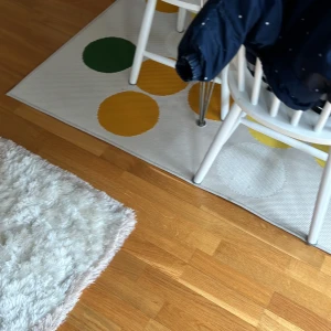 Mörkblå pufferjacka - Säljer en snygg mörkblå pufferjacka med vita prickar. Jackan har långa ärmar och är perfekt för kyliga dagar. Den är både stilren och praktisk.