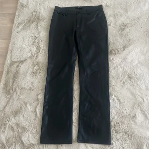 Skinnbyxor  - Svarta skinnbyxor från BikBok som är väldigt stilrena och endast använda 2 gånger. Byxorna är lågmidjade och i modellen straight. 