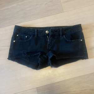 Svarta jeansshorts från Mango - Världens snyggaste jätte low waist jeansshorts. De är den mest perfekta shortsen men tvingas sälja då de är för små för mig. Dem har perfekt passform och är true to size. Skriv för mått!! 🩷💕