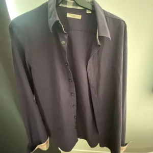 Burberry Skjorta - Säljer en Äkta burberry skjorta som är perfekt nu när de börjar närma sig sommarn. Frågor eller funderingar är det bara att höra av dig 