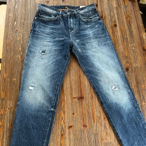 Boss jeans - Sprillans nya blå jeans från Boss. Nypris 2099kr. Jeansen har en sliten look och regular passform. De har klassiska fem fickor och en medelljus tvätt. Perfekta för en avslappnad stil. Priset kan diskuteras, hör av dig vid minsta fråga/fundering!