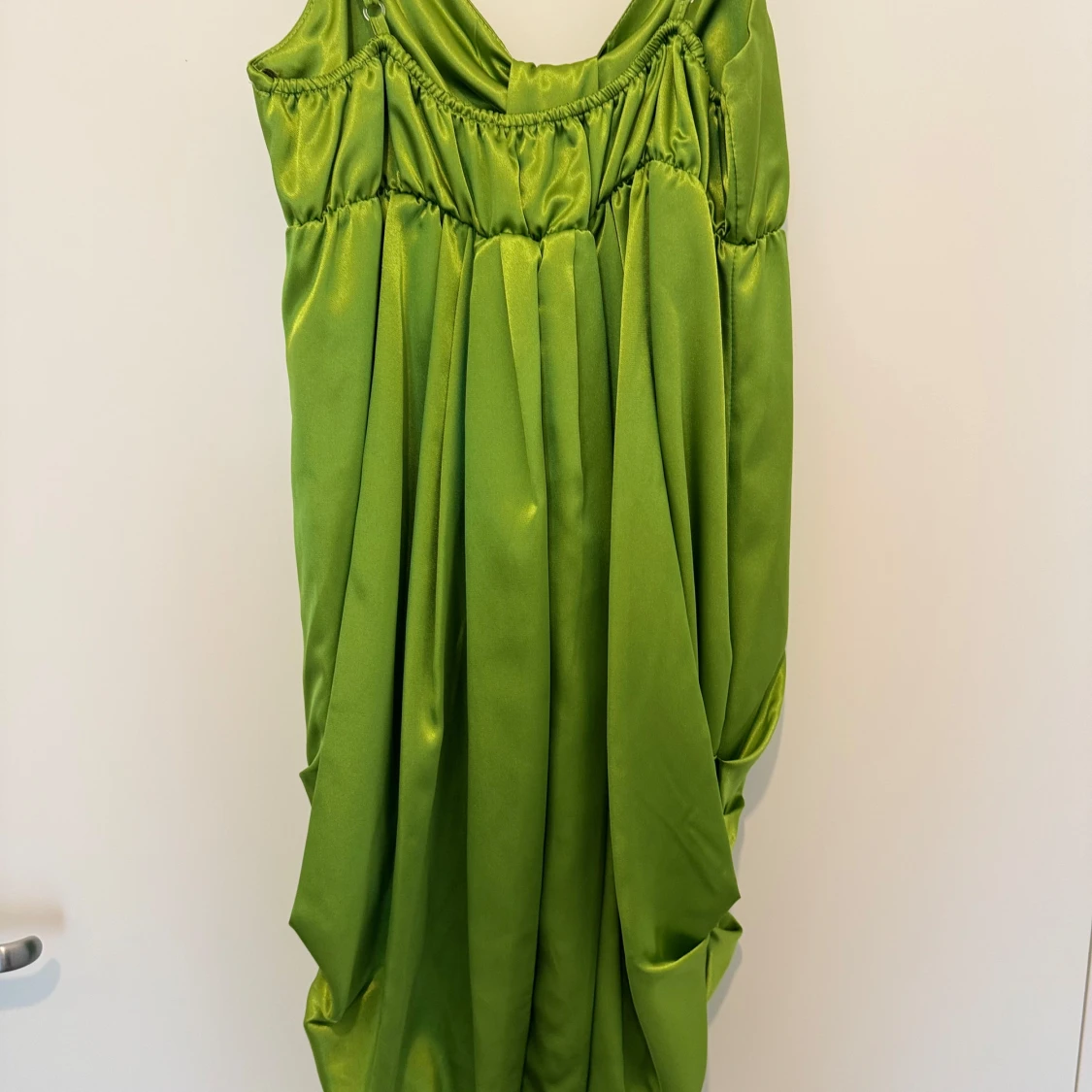 Grön axelbandslös klänning - 3