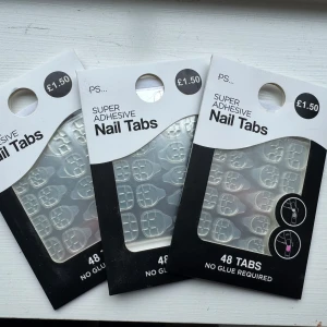 3 pack Självhäftande nagelflikar - 48 i en,( 3-pack = 144st) 144 superhäftande nagelflikar som inte kräver lim. Perfekta för att enkelt fästa lösnaglar. Instruktioner för applicering och borttagning finns på förpackningen. Totalt 144st, en för 15kr, tre för 40kr