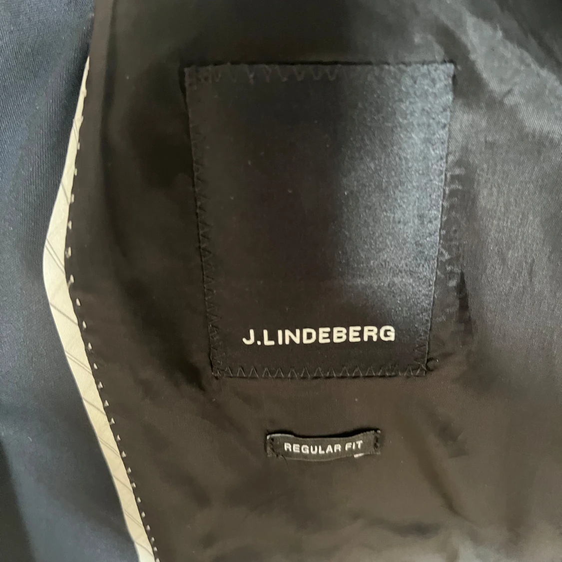 Midnattsblå kavaj från J.Lindeberg