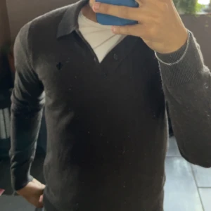 Morris merino ull - Säljer en fin merino ulls tröja från morris, mörkgrå/brun färg och 10/10 skick. Storlek XS passar allt från 165-173. Jättefint skick och jättefin tröja.