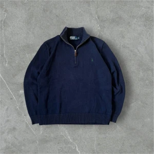 Mörkblå stickad halfzip från Polo Ralph Lauren - Säljer en snygg mörkblå stickad tröja från Polo Ralph Lauren med halv dragkedja och ribbad krage. Den är i perfekt skick. Fråga om du har några frågor!!