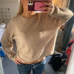 Beige stickad tröja - Säljer en mysig beige stickad tröja med rund hals och långa ärmar. Perfekt för att matcha med olika outfits. Tröjan har en avslappnad passform och ribbade kanter vid ärmslut och nederkant. Från hm i storlek xs💗