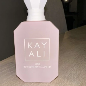 Kayali Yum Boujee Marshmallow 81 - En söt blommig parfym som passar perfekt nu till våren/sommaren. Har använt ungefär 10 spray så den är helt som ny. Det är 50ml vilket kostar 1029kr på sephora. 