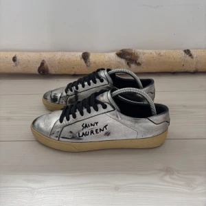 Saint Laurent skor - Saint Laurent skor i 9/10 skick || Inga defekter alls || Nypris ligger på 7000kr || Storlek 43 men passar 42-43 || Sällsynt modell då den inte säljs längre || Är öppen för byten
