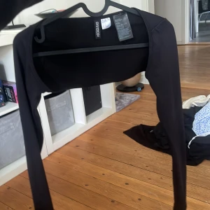 Svart ribbad bolerotopp från Bershka - Snygg svart bolerotopp  i ribbat material.