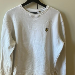 Tjocktröja från Lyle & Scott - Säljer en vit tjocktröja från Lyle & Scott, storlek L