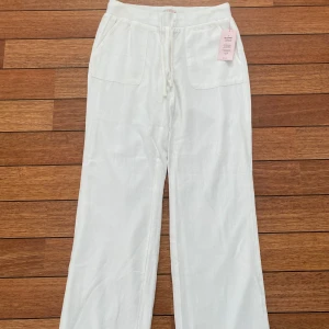 Vita linnebyxor från Nelly -  Vita  linnebyxor från Nelly med låg midja och avslappnad passform. Perfekta för en stilren och bekväm look. Ny skick och oanvända! Ny-pris 800kr!🤍