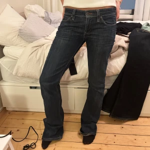 Blå jeans från Levis - Lågmidjade jeans från Levis, passar S