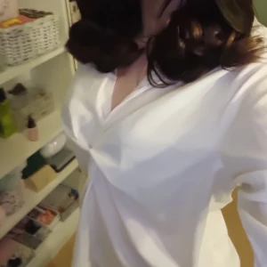 Vit blus från Shein - Säljer en stilren vit blus från Shein med v-ringad design. Perfekt för en elegant look. Blusen har långa ärmar och en lös passform som ger en bekväm känsla.