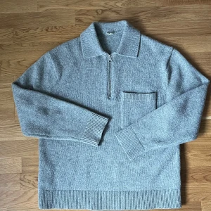 Grå stickad tröja från Arket - Stickad tröja från Arket  - Nypris: 990kr - Mitt pris: 650kr - Material: 100% Ull - Storlek: Small men passar medium - Skick:Utmärkt, utan 