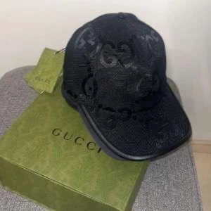 Svart keps från Gucci - Snygg svart keps från Gucci med det ikoniska GG-mönstret. Kepsen har en justerbar rem baktill för perfekt passform. Perfekt för att ge din outfit en lyxig touch.