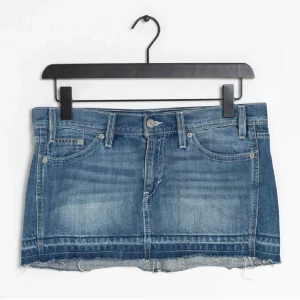 Lågmidjad jeanskjol - Midjemått: 43 cm längd: 29 cm. Säljer denna så snygga jeans kjolen från Levi’s då den tyvärr inte passar mig. (Håller in midjan på sista bilden). Bara att skriva vid frågor💕