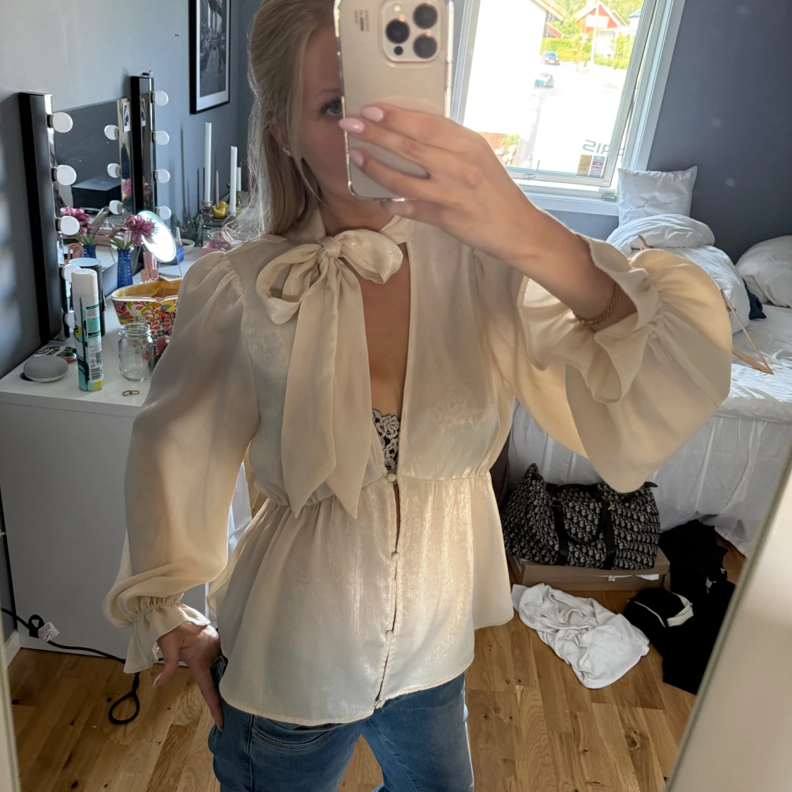 Champagnefärgad blus med rosett - 2