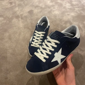 Golden Goose - Hej säljer dessa navy blåa Golden Goose skorna i full mocka. Perfekta nu till sommaren samt skolstarten. Skick 8/10 ( finns creasningar som inte syns) samt tecken på användning. Box och dustbag tillkommer. Vid frågor och funderingar är de bara att höra av sig! Kan eventuellt gå ner i pris vid snabb affär👍.