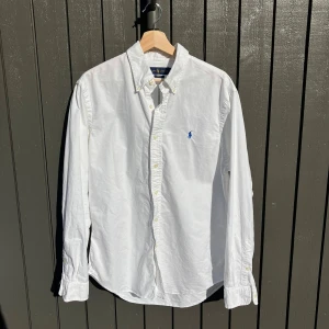 Vit skjorta från Ralph Lauren Slim Fit - Stilrene vit skjorta från Ralph Lauren! Har haft den i ca tre månader då jag endast har använt den vid 4 tillfällen. Inga deffekter. Det är bara att skriva vid minsta fundering.🤗 Priset är inte hugget i sten. 