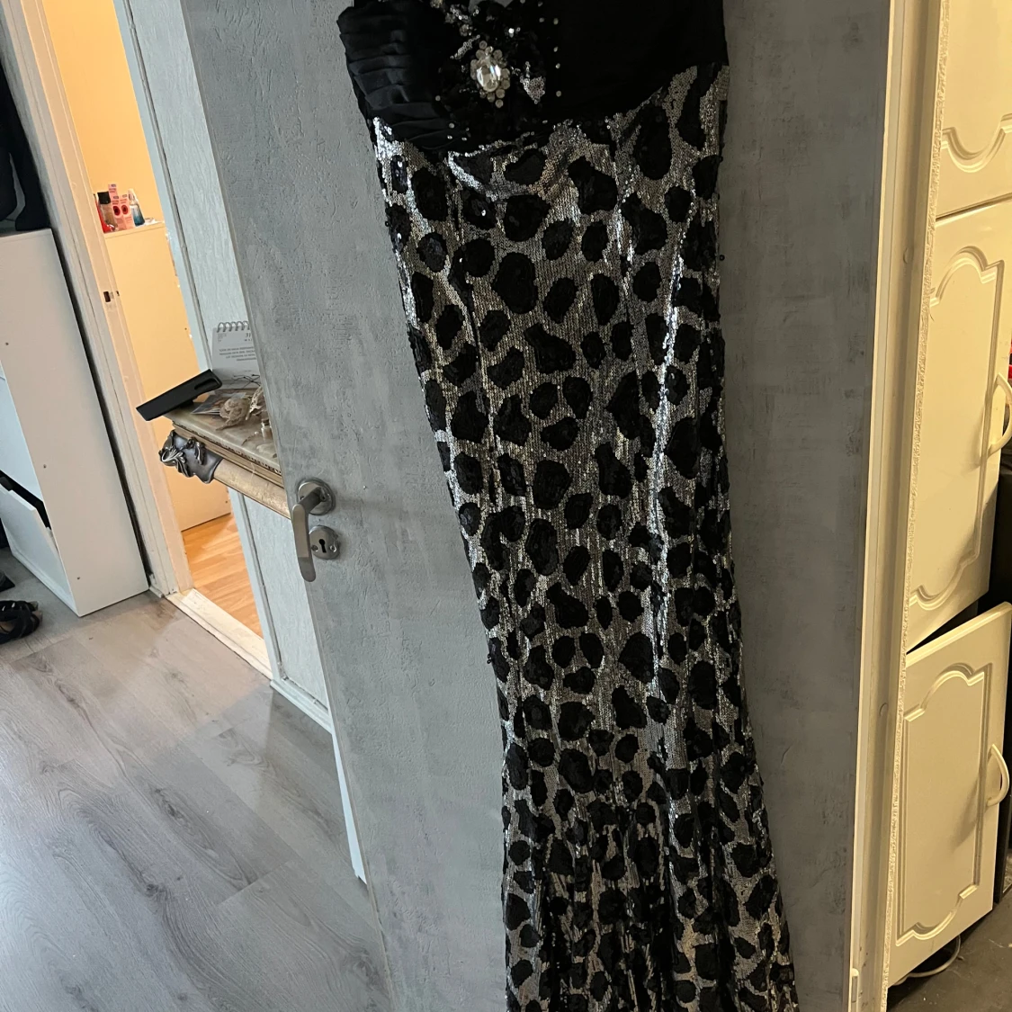 Lång glittrig leopardklänning - 1