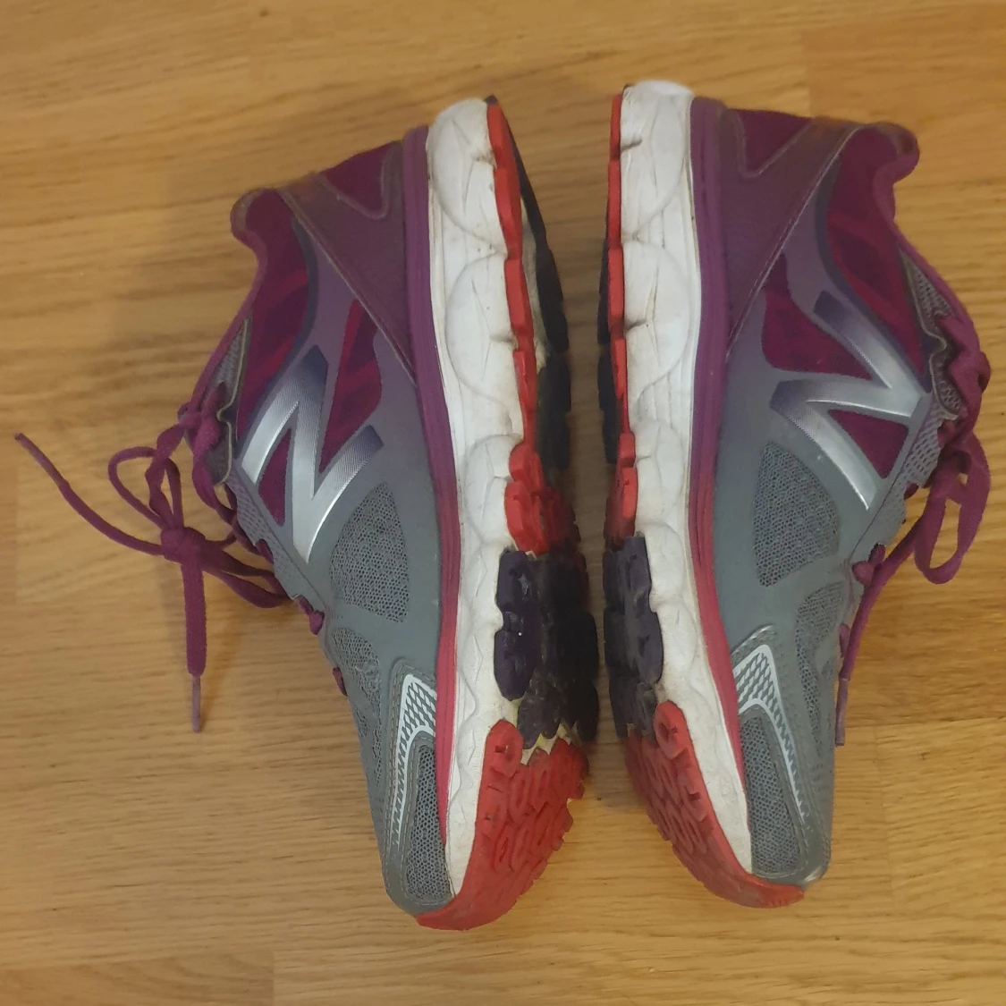 Grå och lila New Balance sneakers - 1