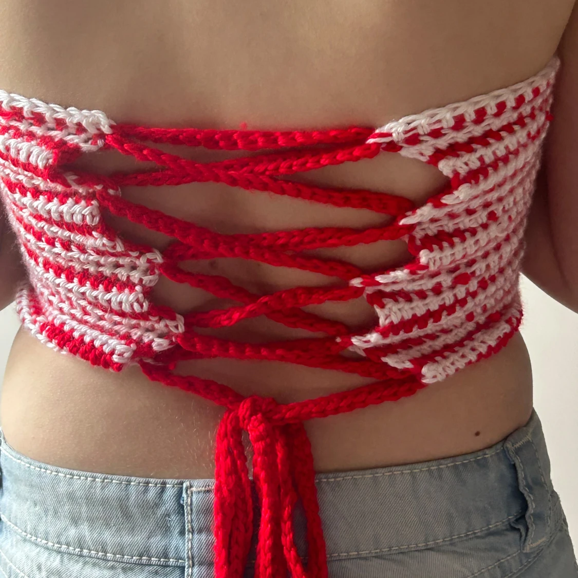 Röd och vit virkad tubtopp med snörning - 2