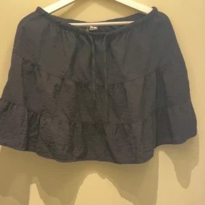 Svart volangkjol från H&M  - En svart volang kjol från H&M i storlek S. Kjolen har inga hål, missfärgningar eller slitningar. Skriv privat om ni har frågor o funderingar eller för flera bilder på kjolen. Skriv ALLTID privat innan ni köper!💘