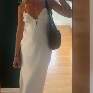 Satinklänning från zara - Vit satin kläning från Zara!🤍
