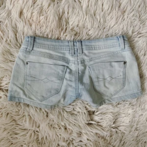 Lågmidjade ljusblåa jeanshorts - Midja rakt över: ca 36,5 +jättemykcet stretch