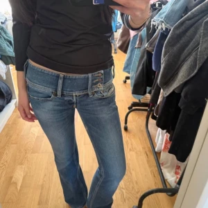 Diesel lågmidjade blå bootcut jeans - Lågmidjade jeans från diesel! Superfina, lite bootcut. Innerbenslängd: 74 cm.  Midjemått: 35 cm. Ställ gärna frågor och prisförslag🫶