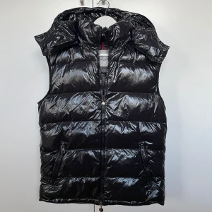 Svart Moncler väst  - Varm Moncler väst                                                             Okej skick, väl använd.