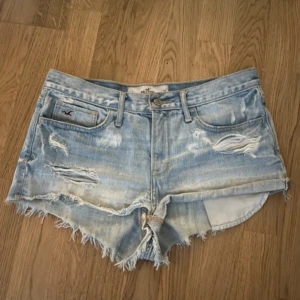 Lågmidjade jeansshorts Hollister  - Storlek W28 (S-M). Skickas inom 7 dagar 