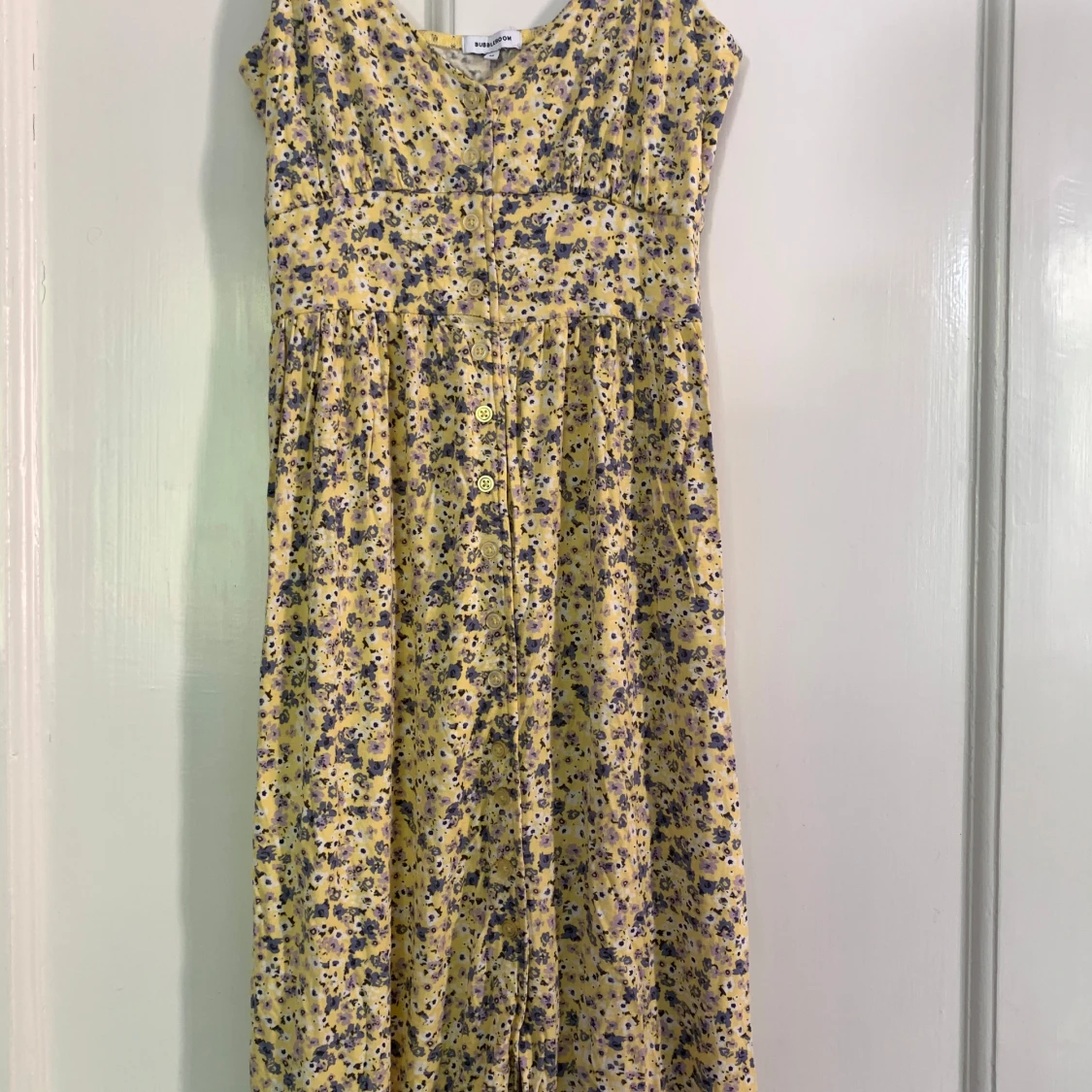 Gul blommig klänning från Bubbleroom - 1