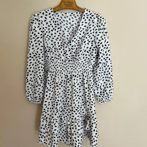 Prickig klänning - Helt oanvänd