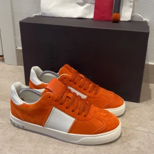 Orangea Valentino Flycrew - Tja! Säljer nu dessa svarta Valentino Flycrew skor i storlek 39 men passar också 40. Skorna är sprillans nya. Alla nitar sitter kvar. Dustbag och extra skosnören medföljer, ej låda. Kontakta vid frågor! Priset är diskuterbart. INGA BYTEN!