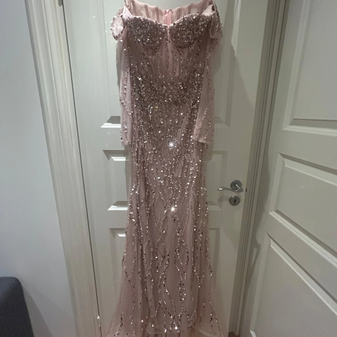 Ljusrosa glittrig långklänning